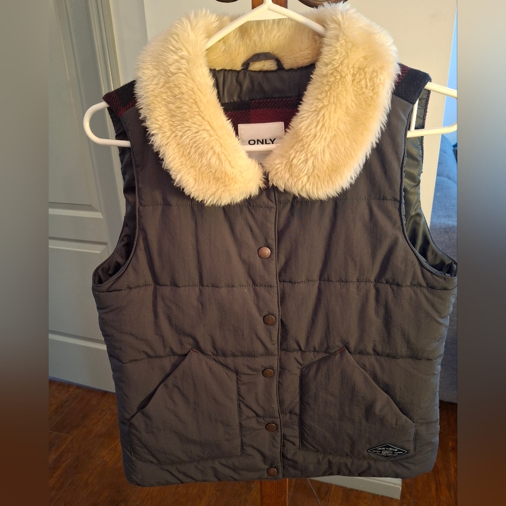Sale 🤑 NWOT Only Women's  Puffer Vest /collar faux Fur/ Plaid Features.Ladies M